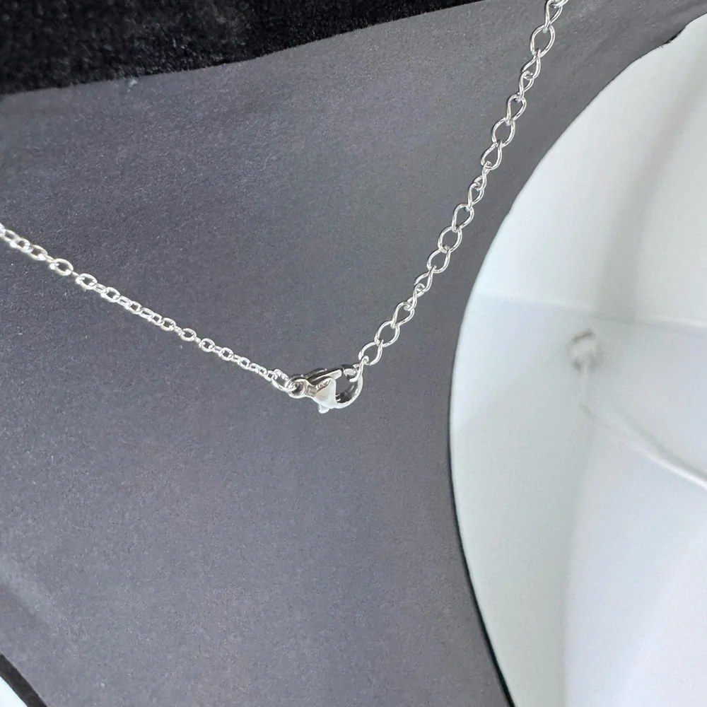 Elegant Silver Necklace with Green Heart Pendant - Picture 6 of 6